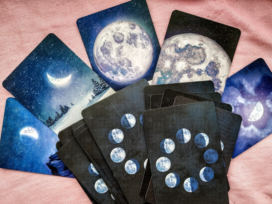 Unlock Mindful Intuition with The Moon Tarot Card's Symbolism