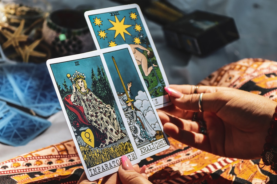 How the Queen of Swords Inspires Clear Thinking and Self-Reflection